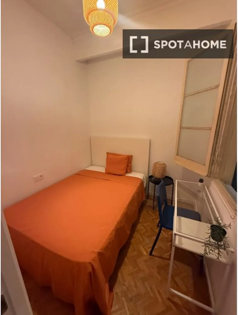 Chambre confortable pour étudiants disponible dans 