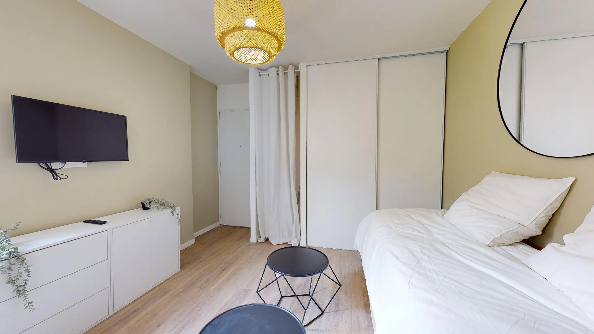 Habitación estudiantil funcional perfecta para estudiar en 