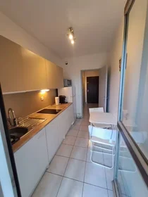 Quarto iluminado em {area}