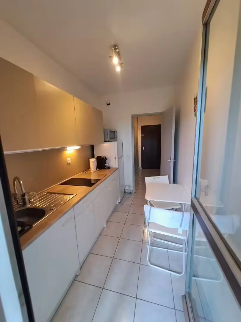 Quarto de estudante luminoso e arejado com acesso fácil à universidade em 