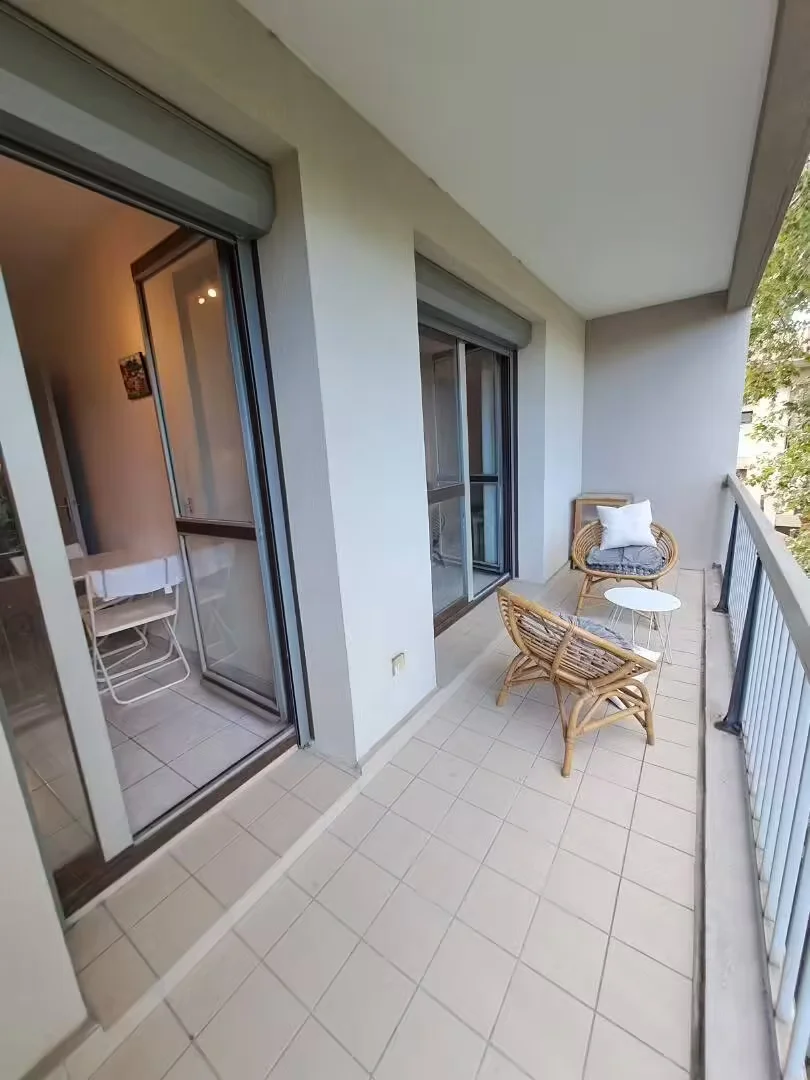 Quarto de estudante em  com área de estudo e instalações partilhadas