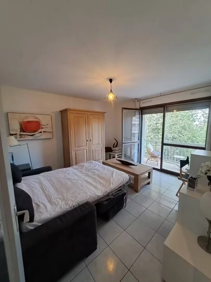 Quarto de estudante em  com área de estudo e instalações partilhadas