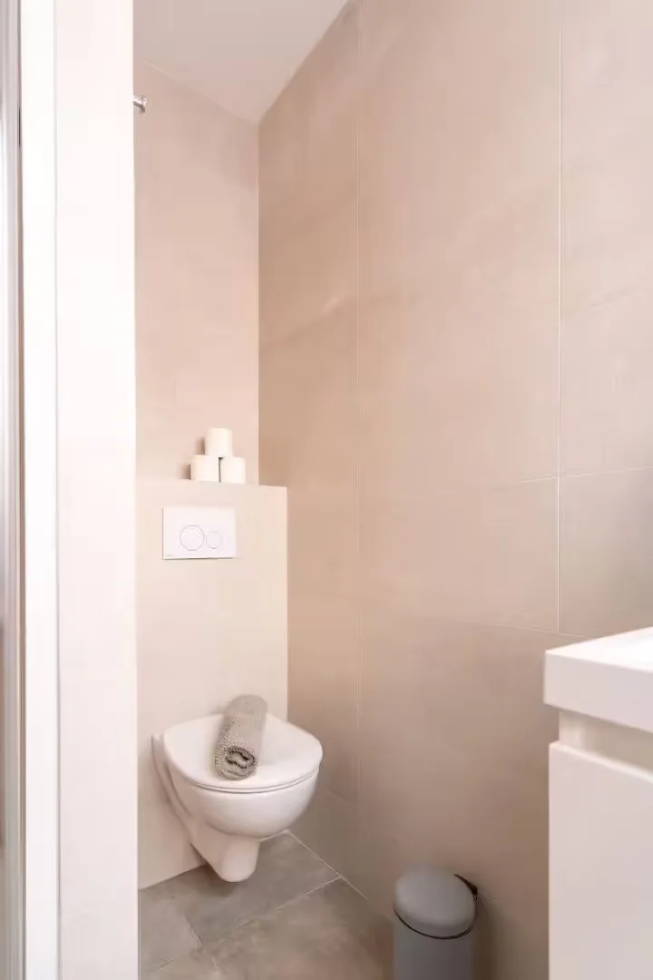 Habitación estudiantil luminosa y aireada con fácil acceso a la universidad en 
