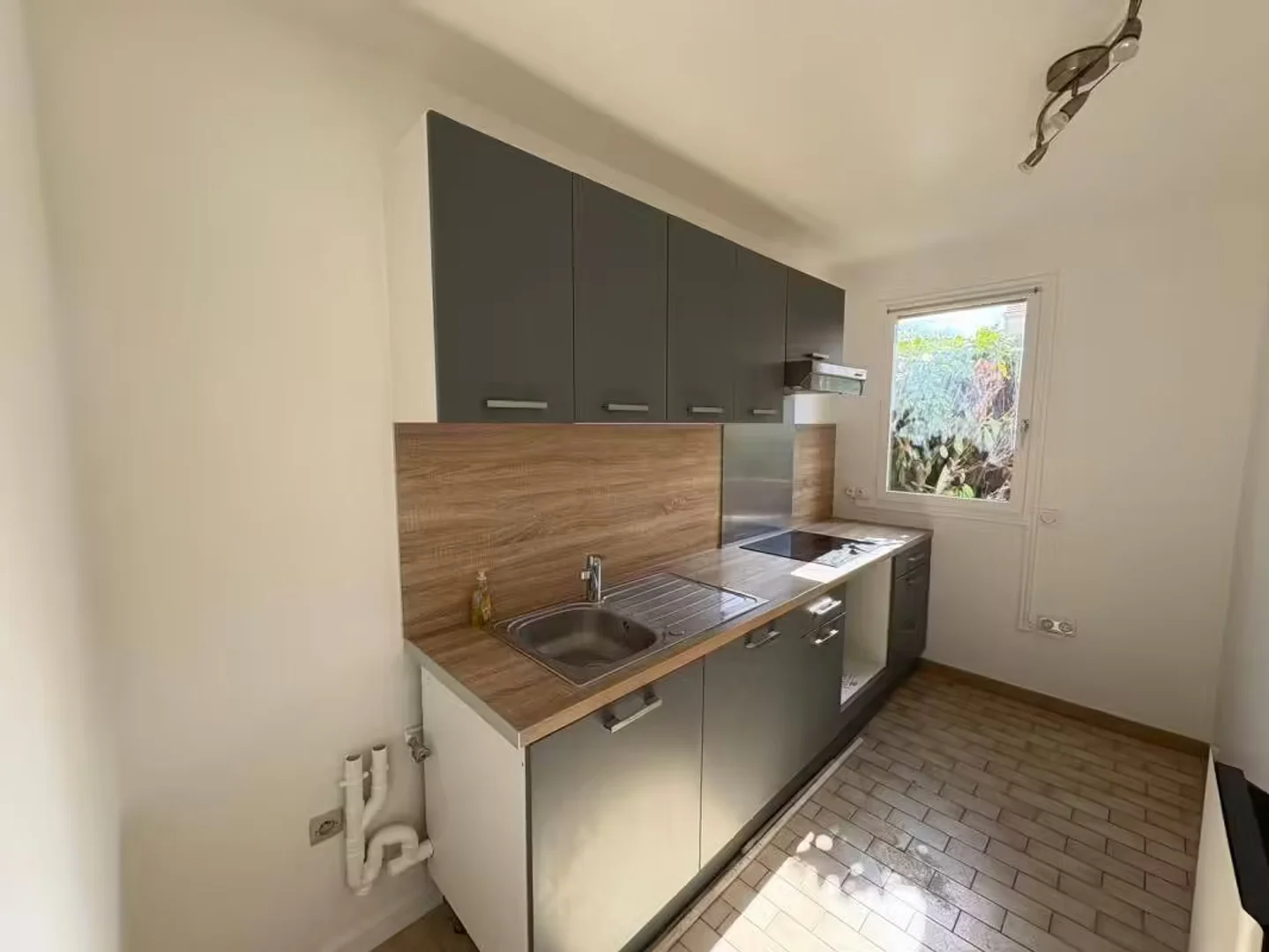Quarto de estudante económico com localização conveniente em 