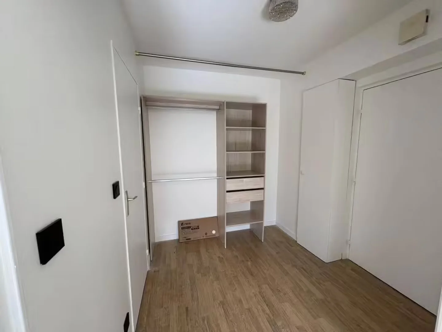 Quarto acessível para estudantes com iluminação ampla em 