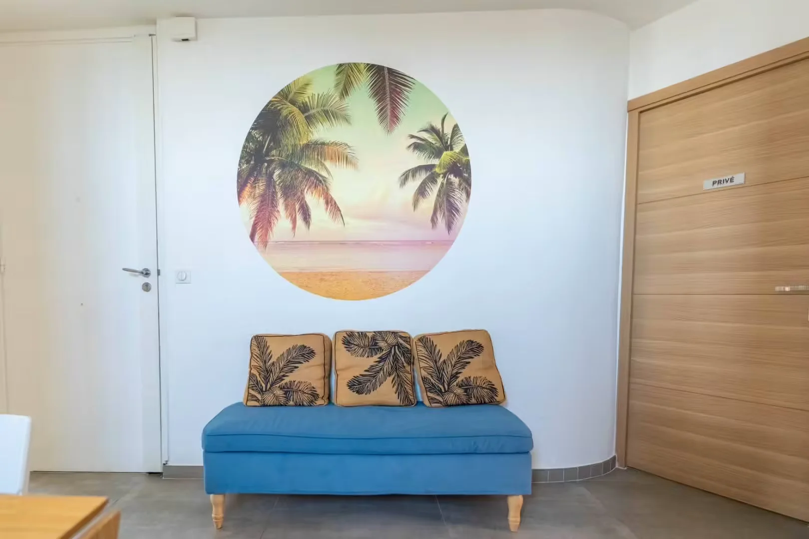 Habitación estudiantil funcional perfecta para estudiar en 