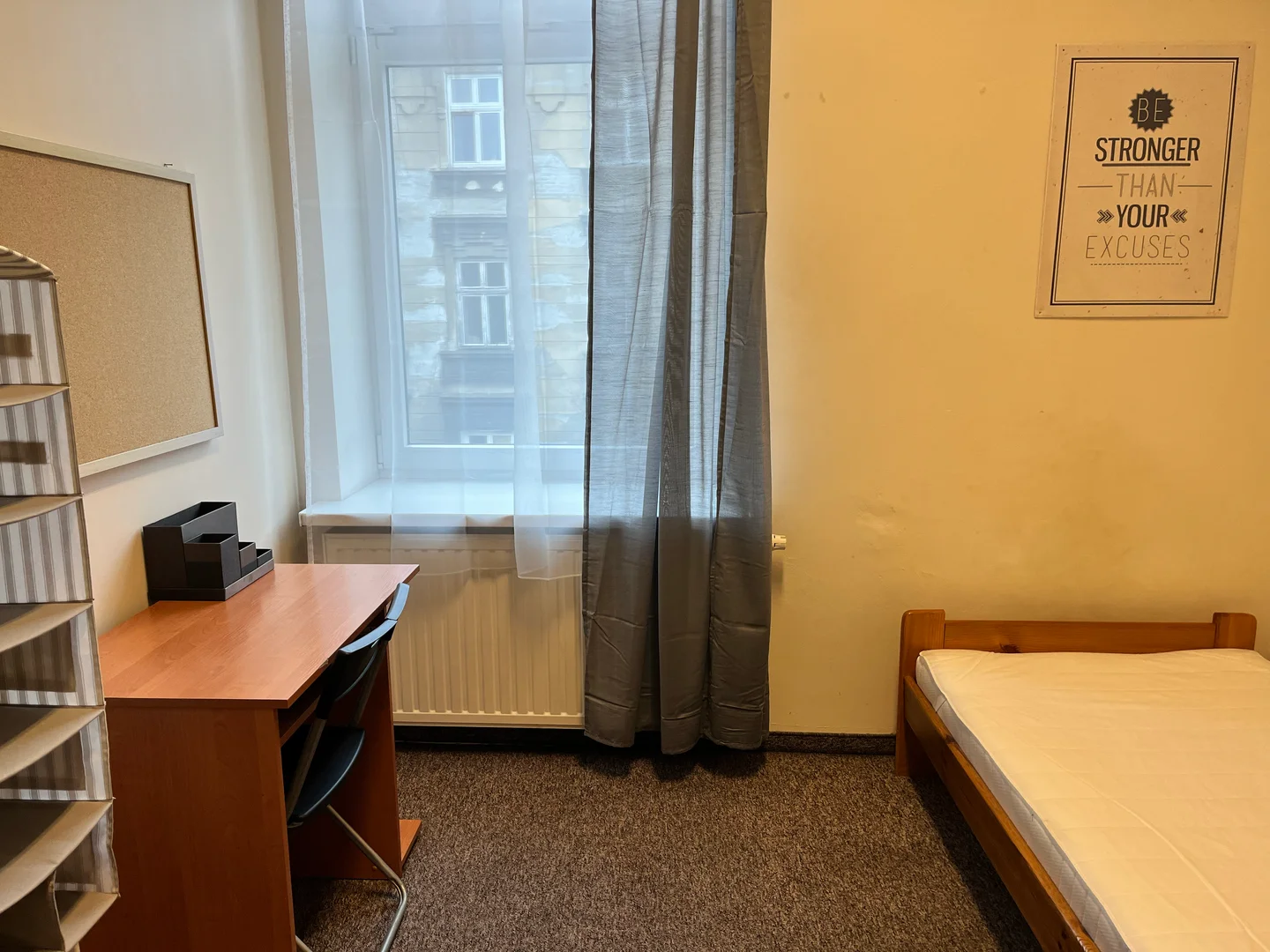 Jasny i przestronny pokój studencki z łatwym dostępem do uniwersytetu w