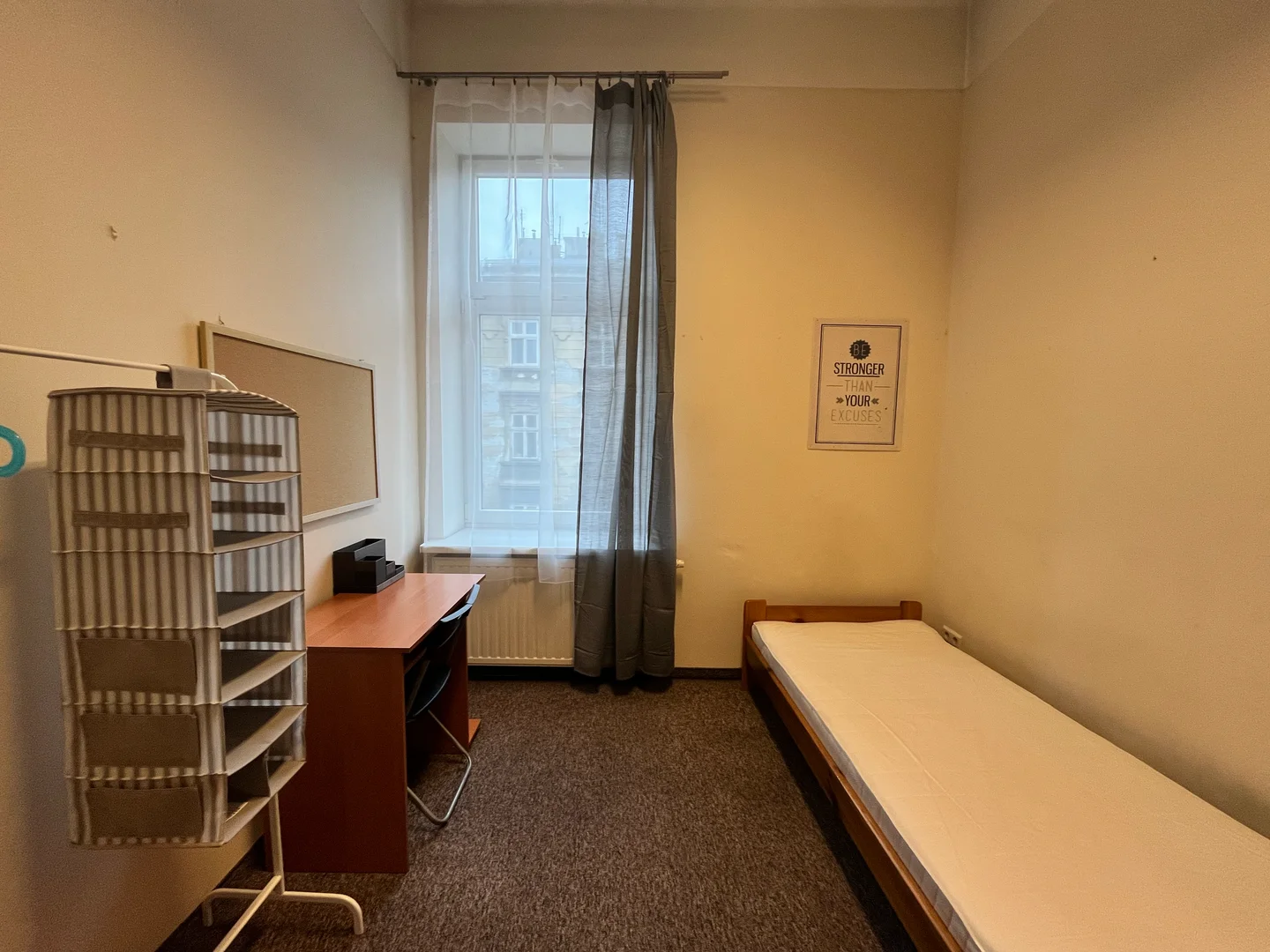 Jasny i przestronny pokój studencki z łatwym dostępem do uniwersytetu w