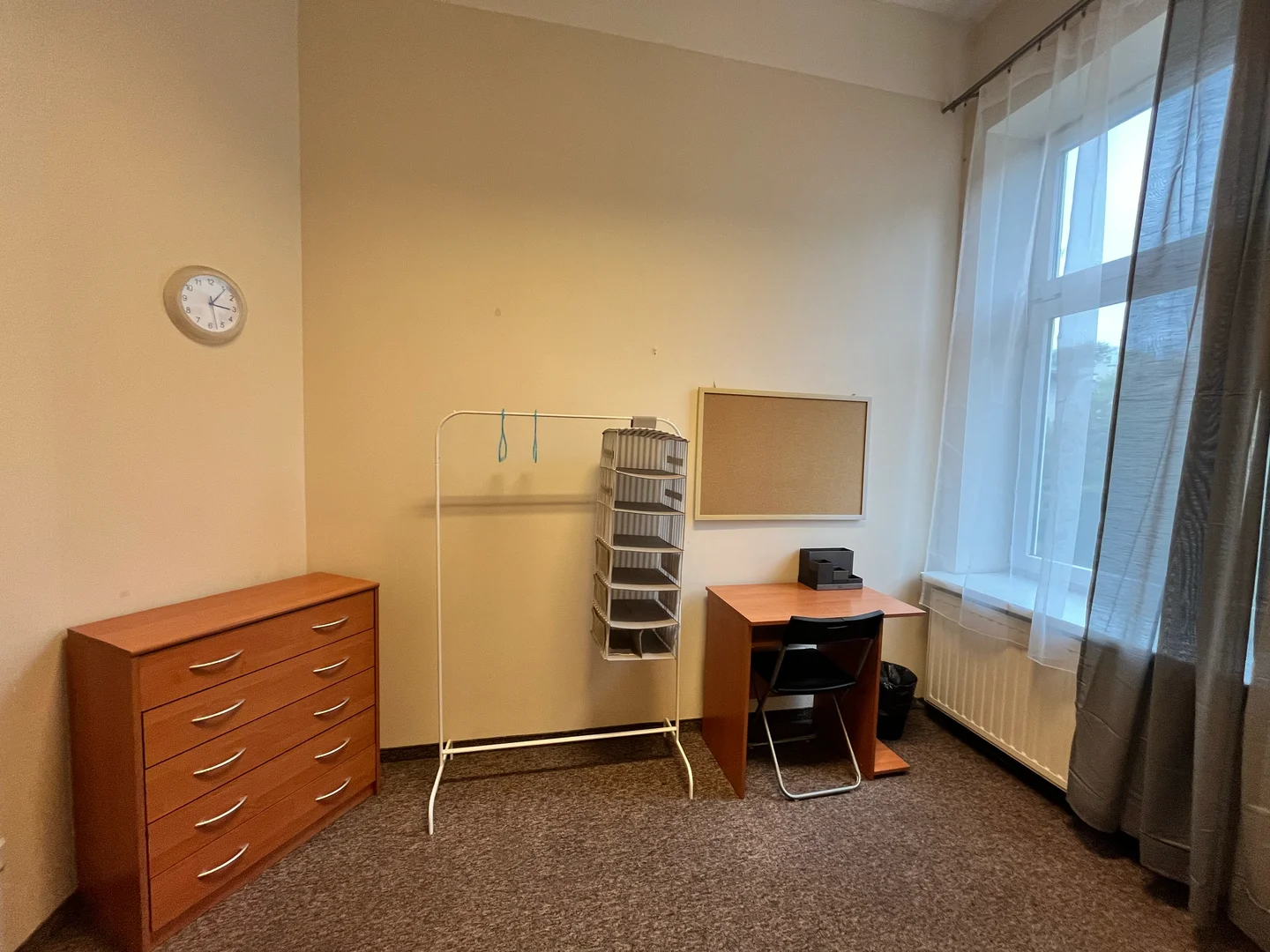 Jasny i przestronny pokój studencki z łatwym dostępem do uniwersytetu w