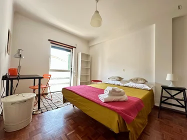 {area} de çift kişilik yataklı kiralık oda