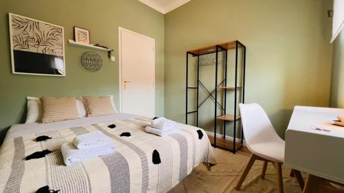 {area} de çift kişilik yataklı kiralık oda