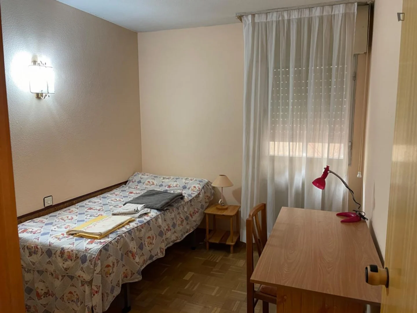 Functional student room perfect for studying in
