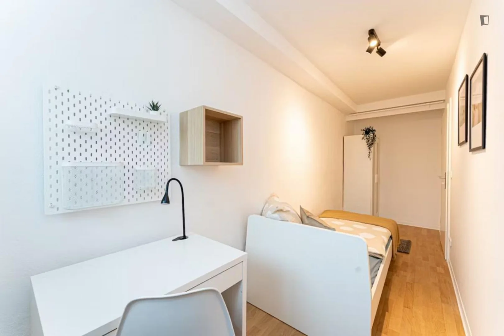 Quarto para alugar em apartamento de estudantes em , totalmente mobilado