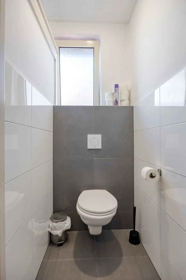 Habitación estudiantil funcional perfecta para estudiar en 