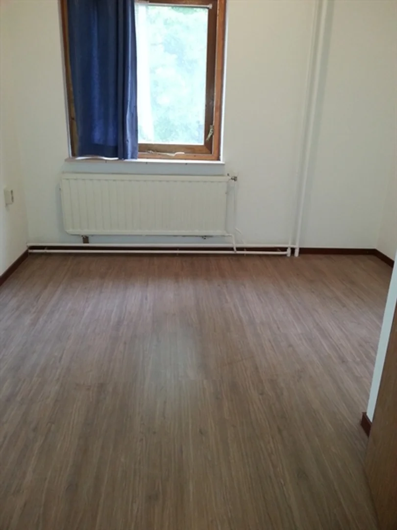 Habitación estudiantil funcional perfecta para estudiar en 