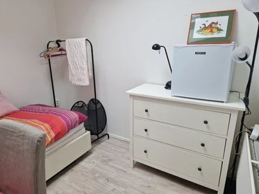 {area} de çift kişilik yataklı kiralık oda