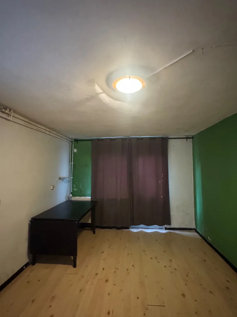 Habitación estudiantil funcional perfecta para estudiar en 