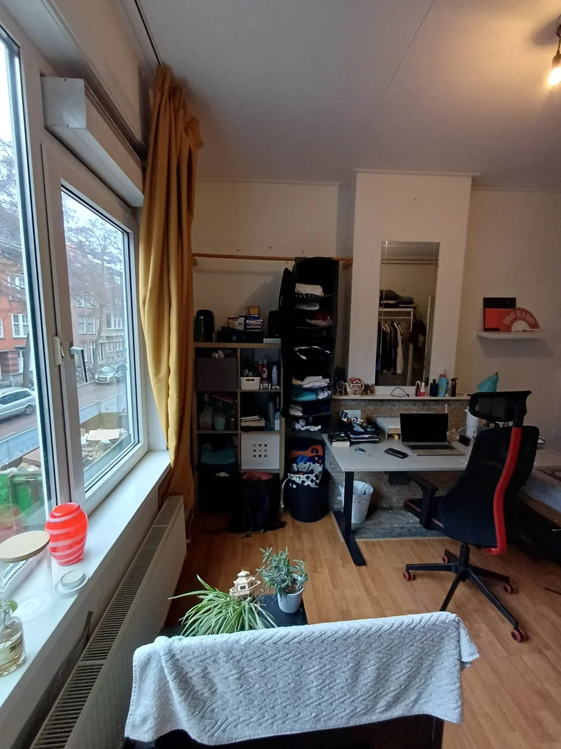 Student-friendly room in  with modern amenities