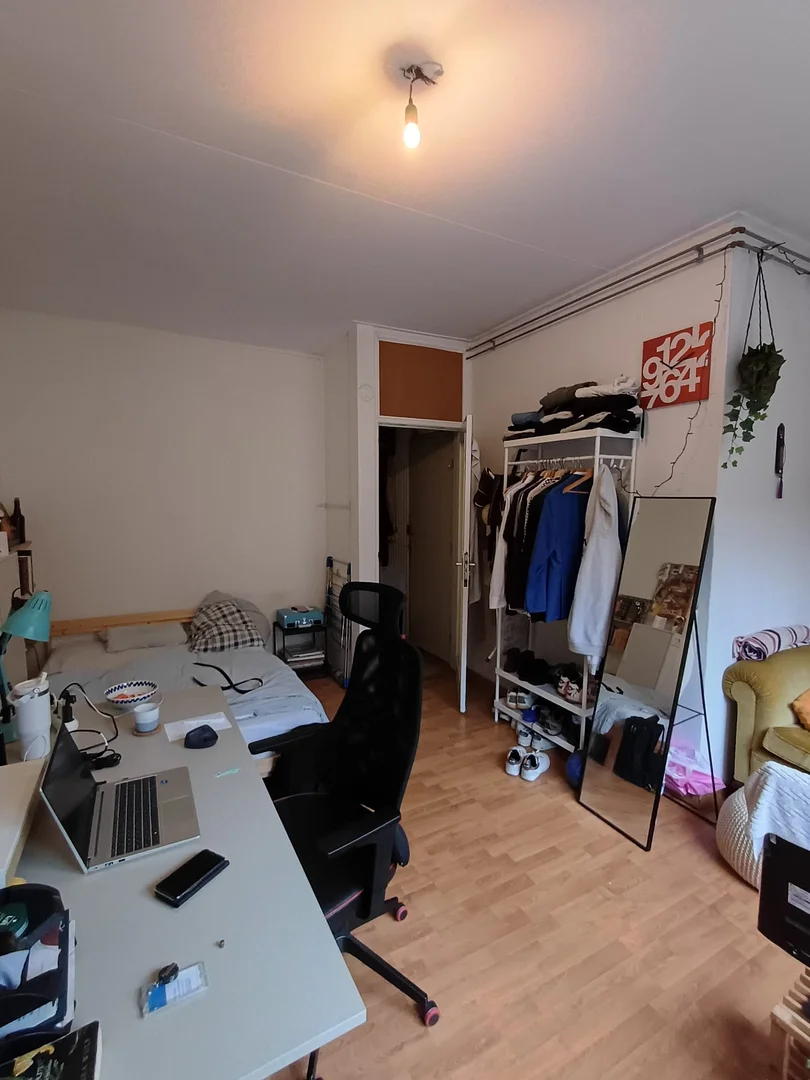 Room for rent in student apartment in , fully furnished