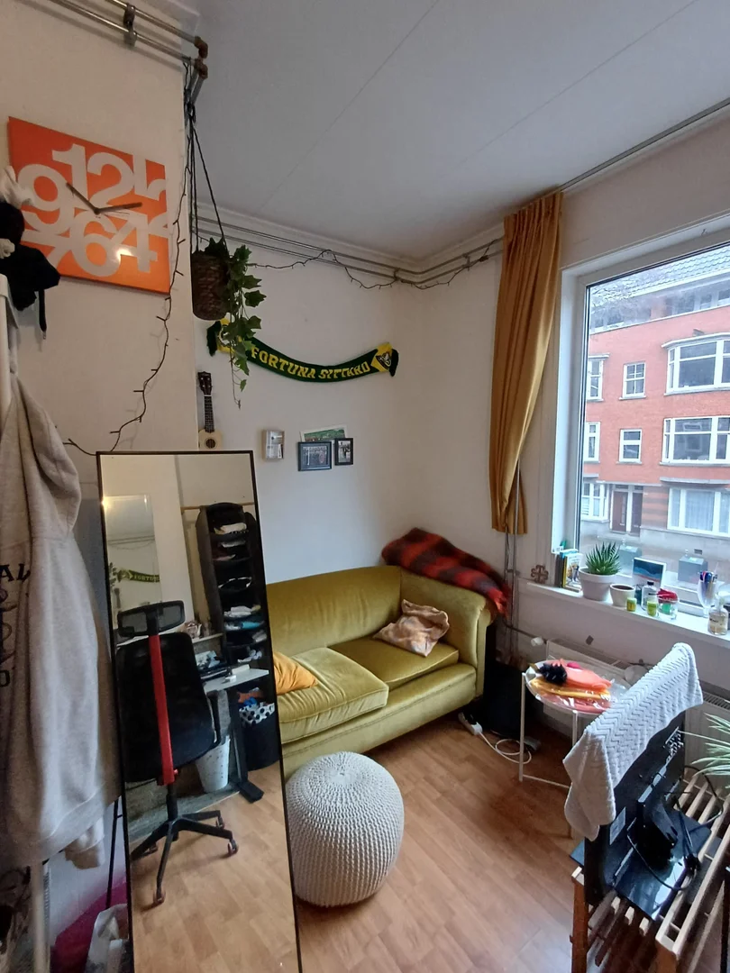 Bright and airy student room with easy university access in 