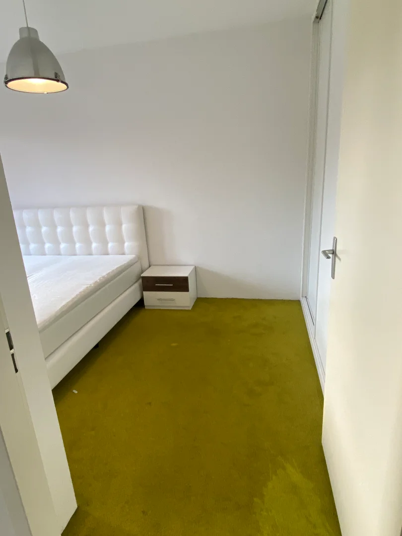 Quarto de estudante luminoso e arejado com acesso fácil à universidade em 
