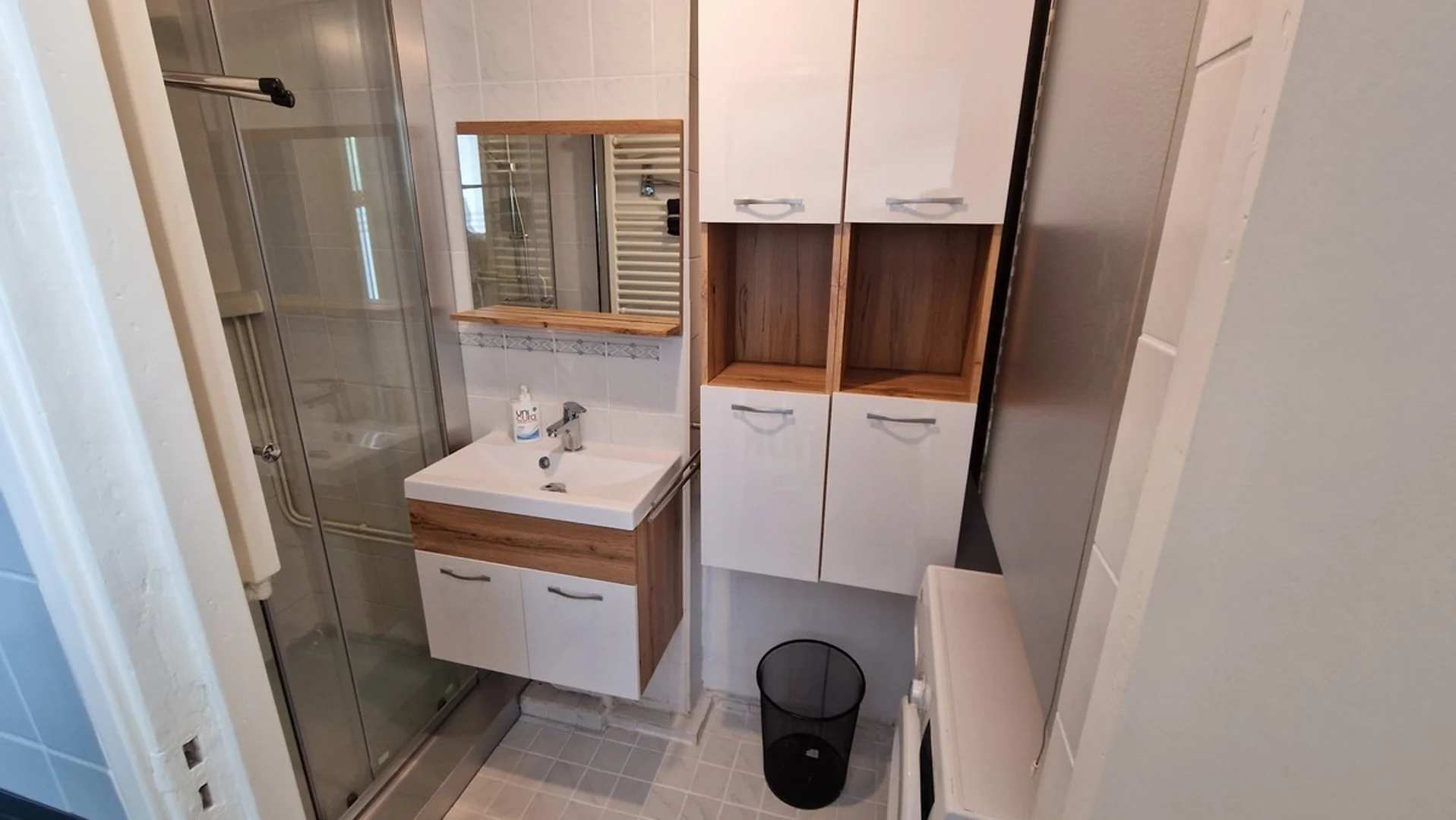 Affordable room for students with ample lighting in 