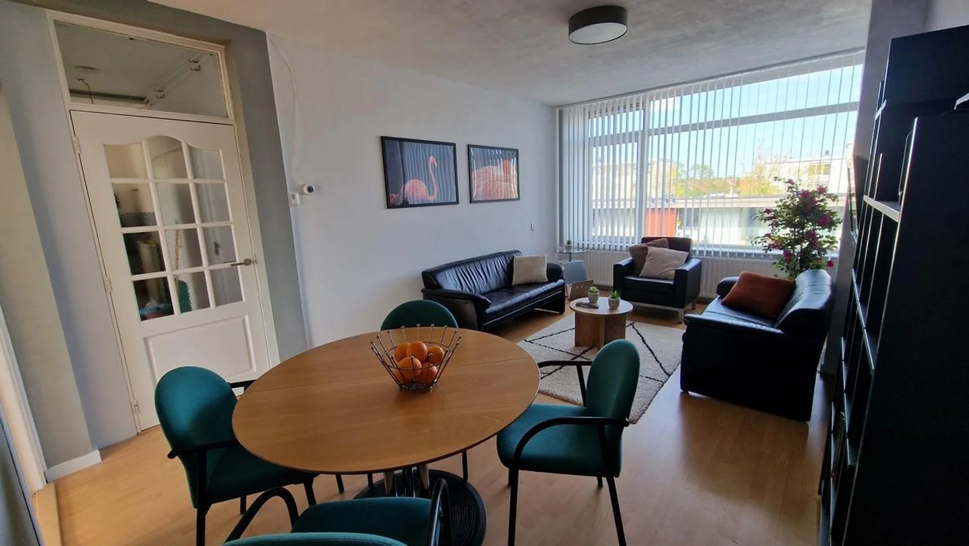 Functional student room perfect for studying in 