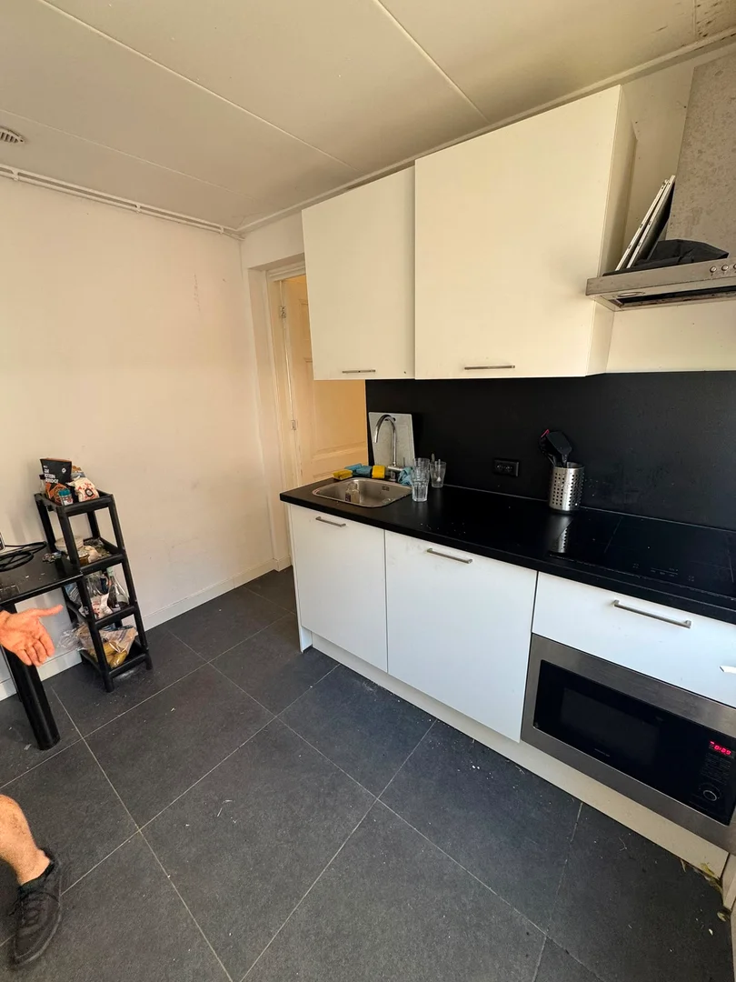 'de öğrenci dairesinde, tamamen mobilyalı kiralık oda