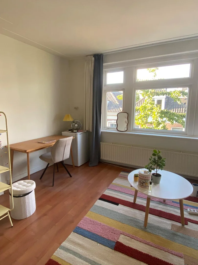 Habitación para estudiantes en  con área de estudio y facilidades compartidas