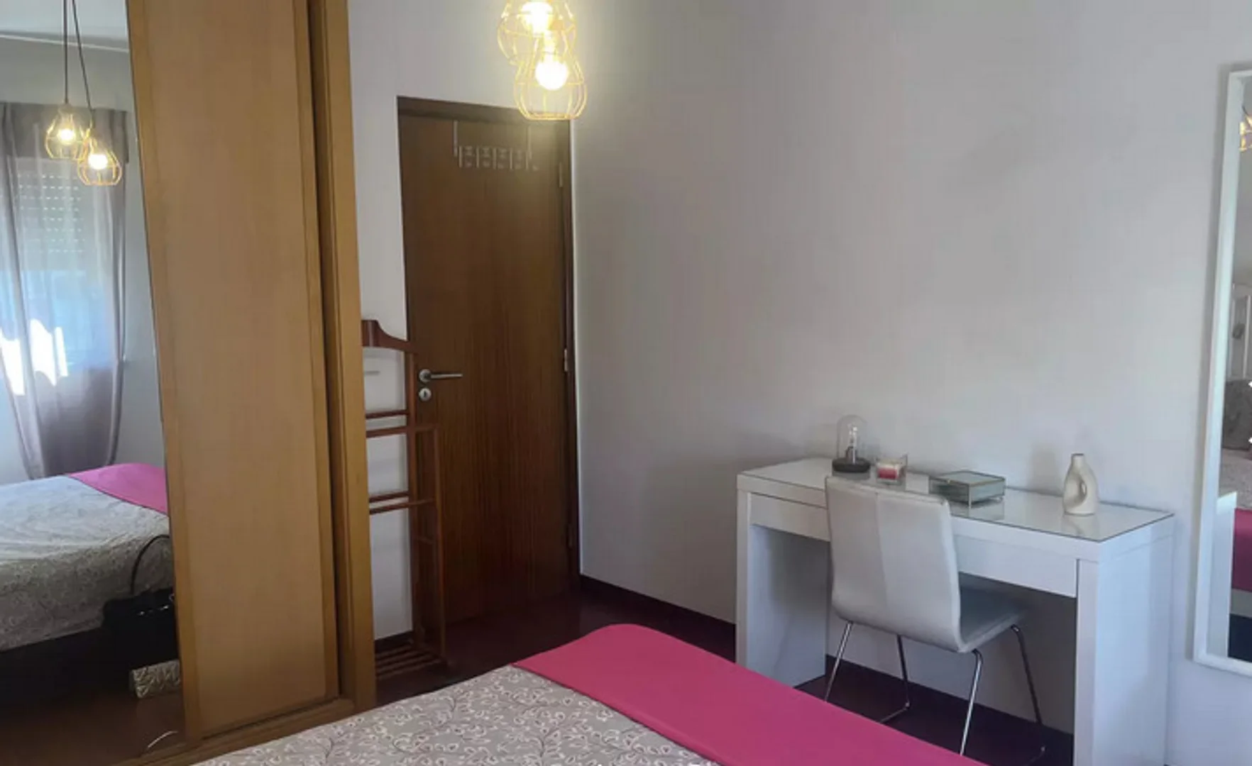 Stanza per studenti luminosa e ariosa con facile accesso all'università a 