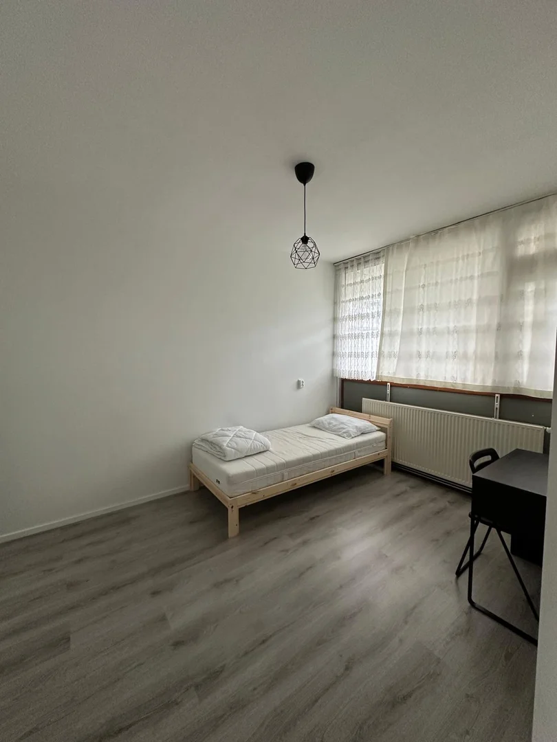 Quarto de estudante em com área de estudo e instalações partilhadas