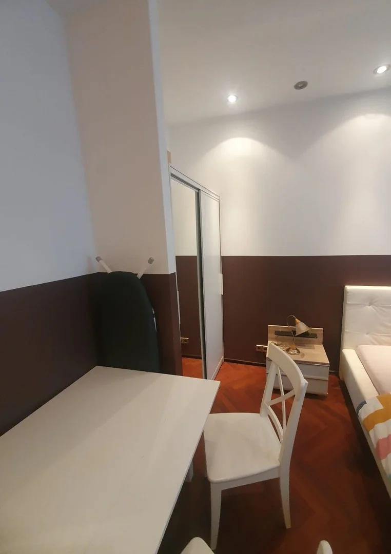 Quarto de estudante confortável e espaçoso em