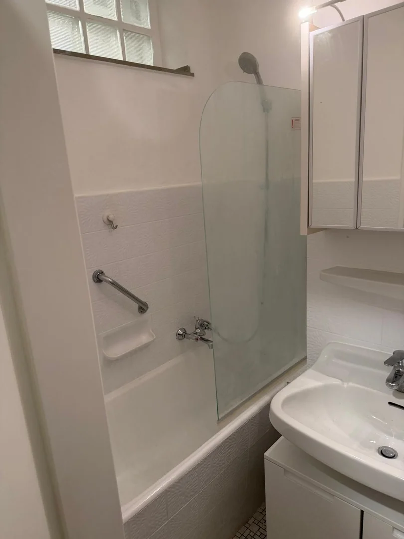 Quarto de estudante confortável e espaçoso em 