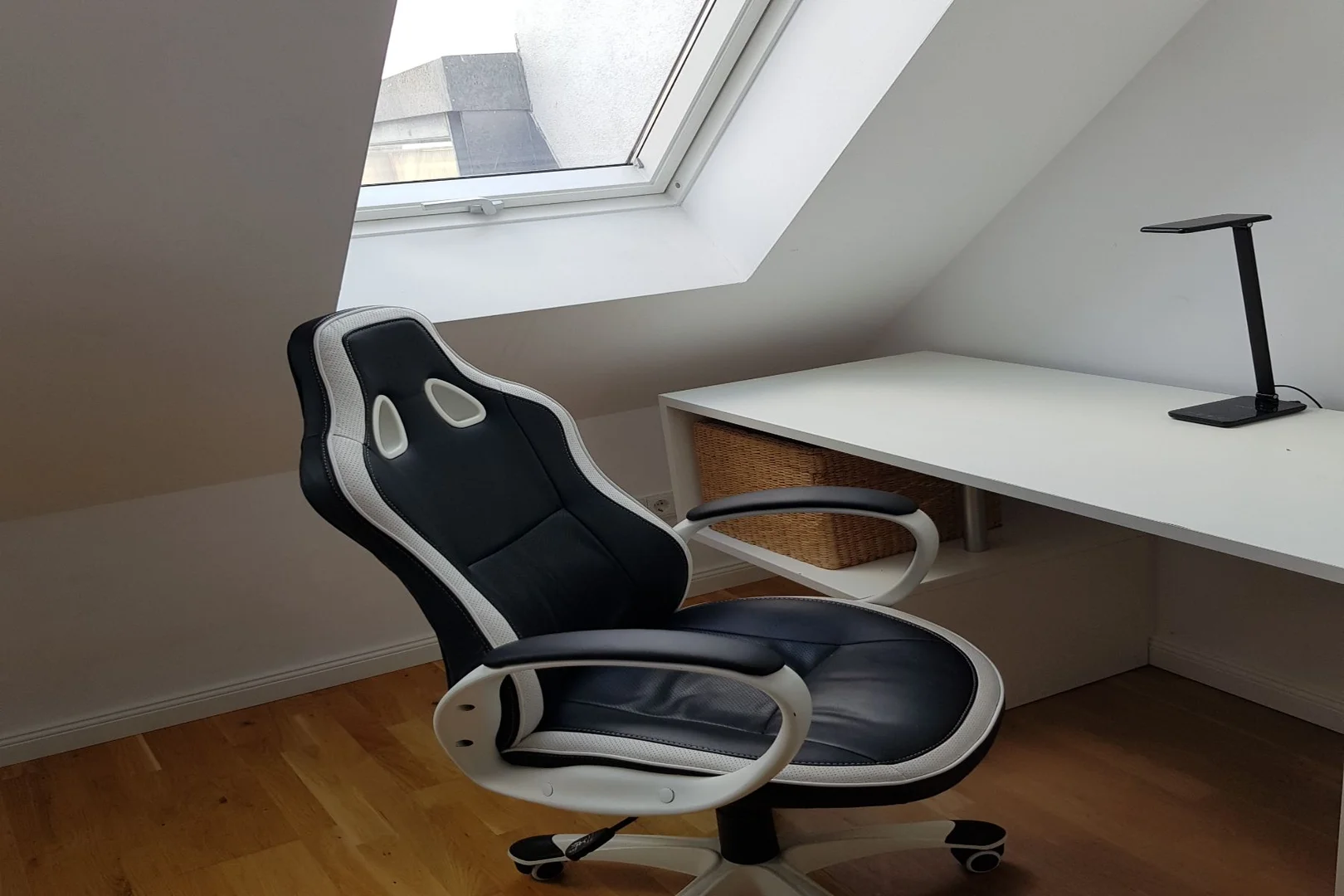 Chambre confortable pour étudiants disponible dans 