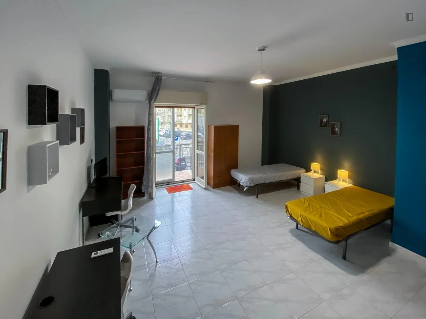 Quarto de estudante luminoso e arejado com acesso fácil à universidade em