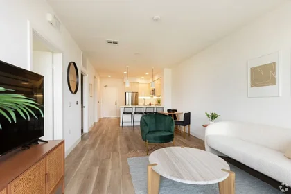 Apartamento inteiro em West 7th Street 2968, imagem 2 de 13