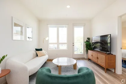 Apartamento inteiro em West 7th Street 2968, imagem 7 de 13