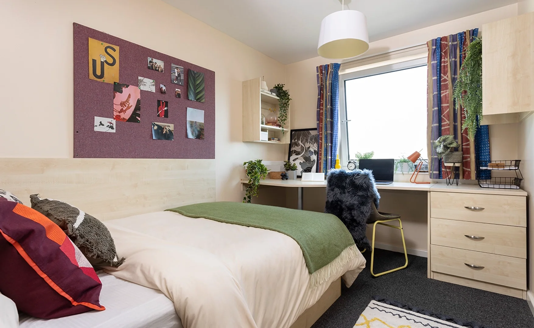 Habitación estudiantil funcional perfecta para estudiar en 