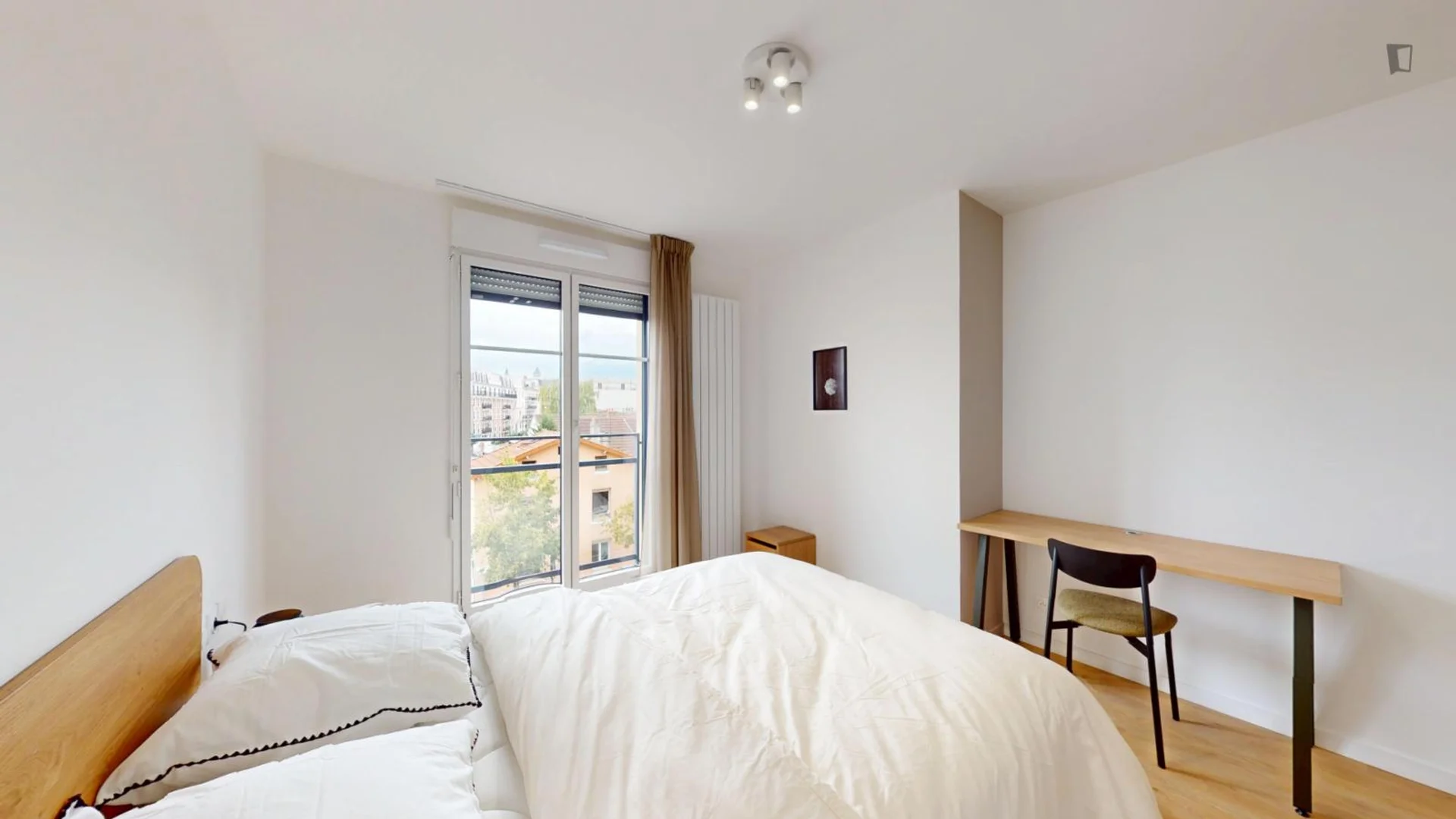 Habitación estudiantil funcional perfecta para estudiar en