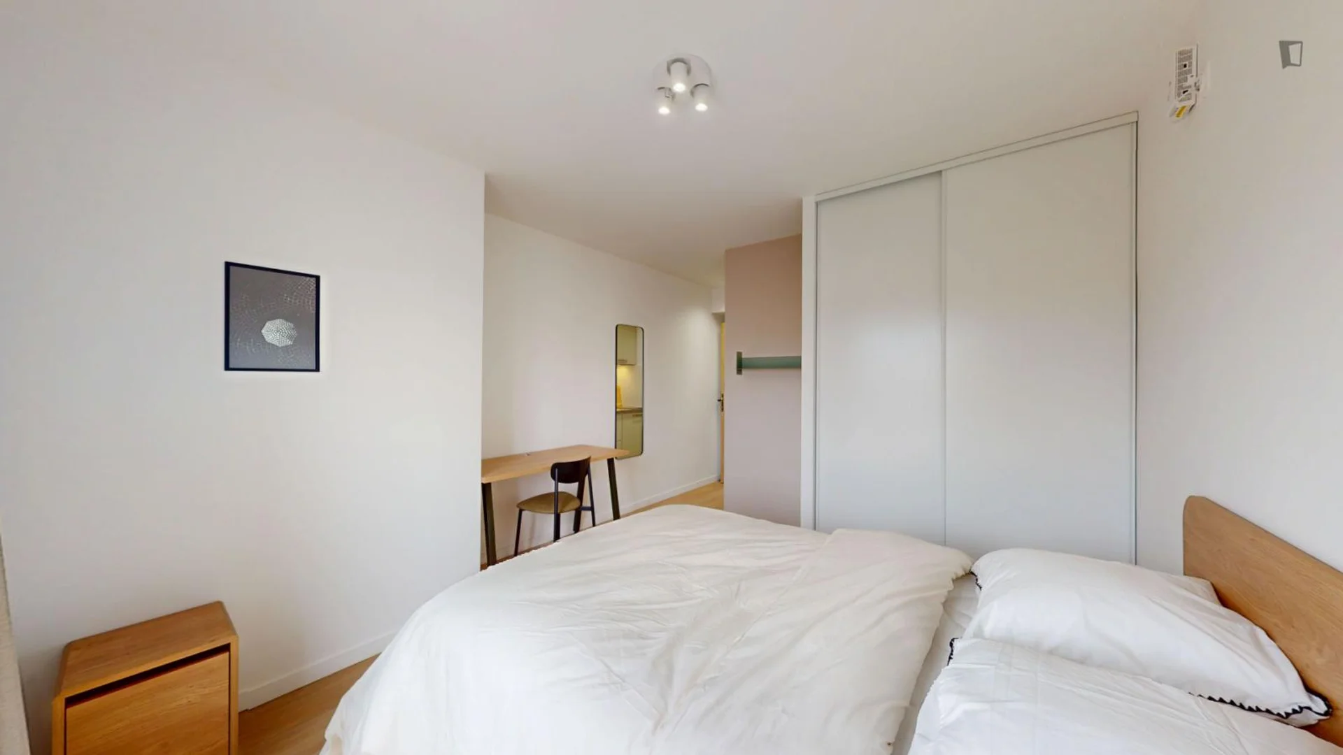 Habitación estudiantil luminosa y aireada con fácil acceso a la universidad en