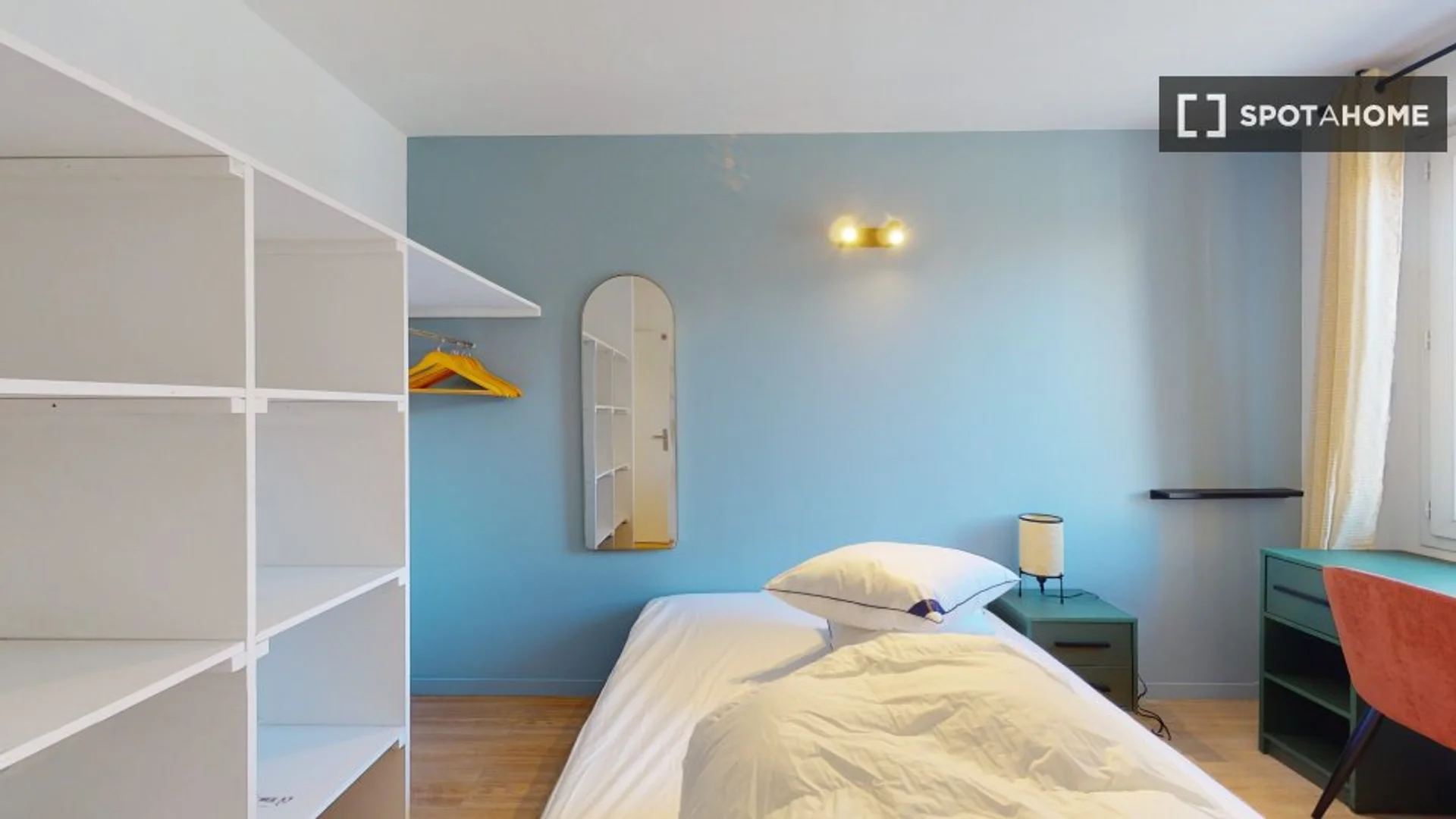 Chambre d'étudiant à  avec espace d'étude et installations communes