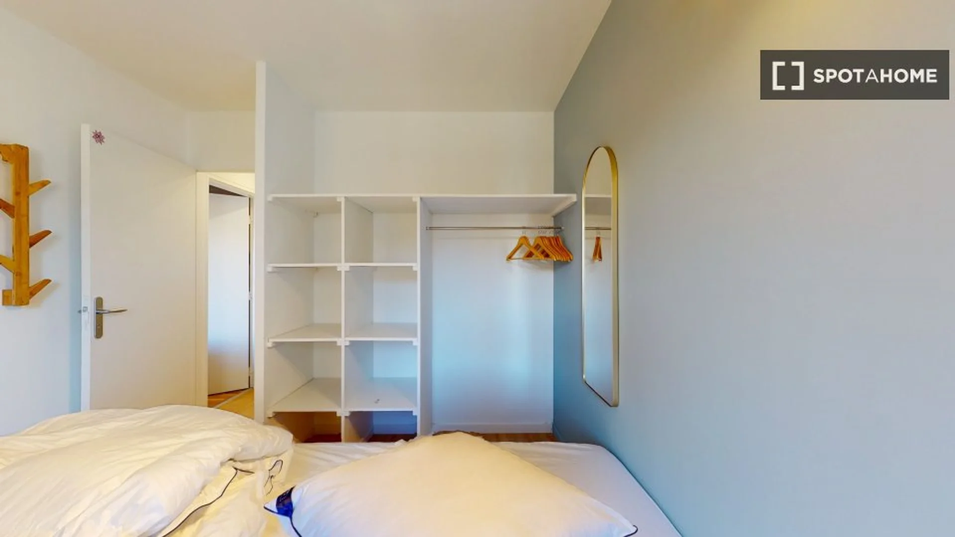 Chambre d'étudiant lumineuse et aérée avec accès facile à l'université dans 