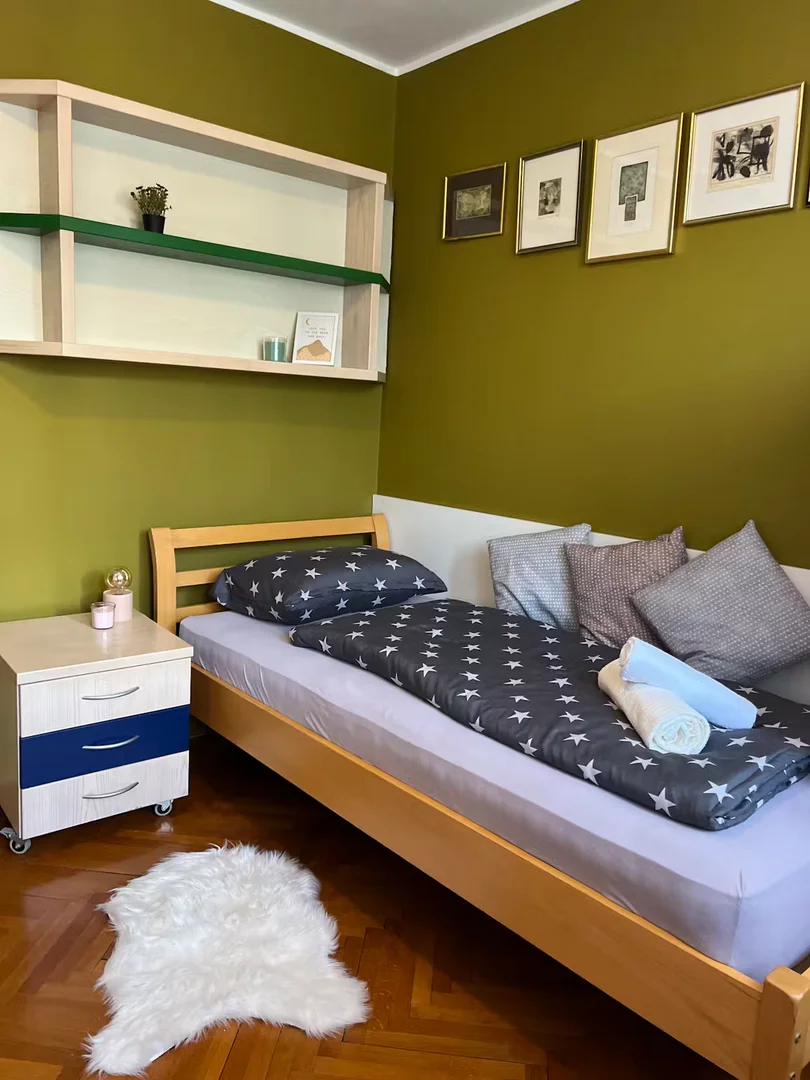 Chambre d'étudiant à avec espace d'étude et installations communes