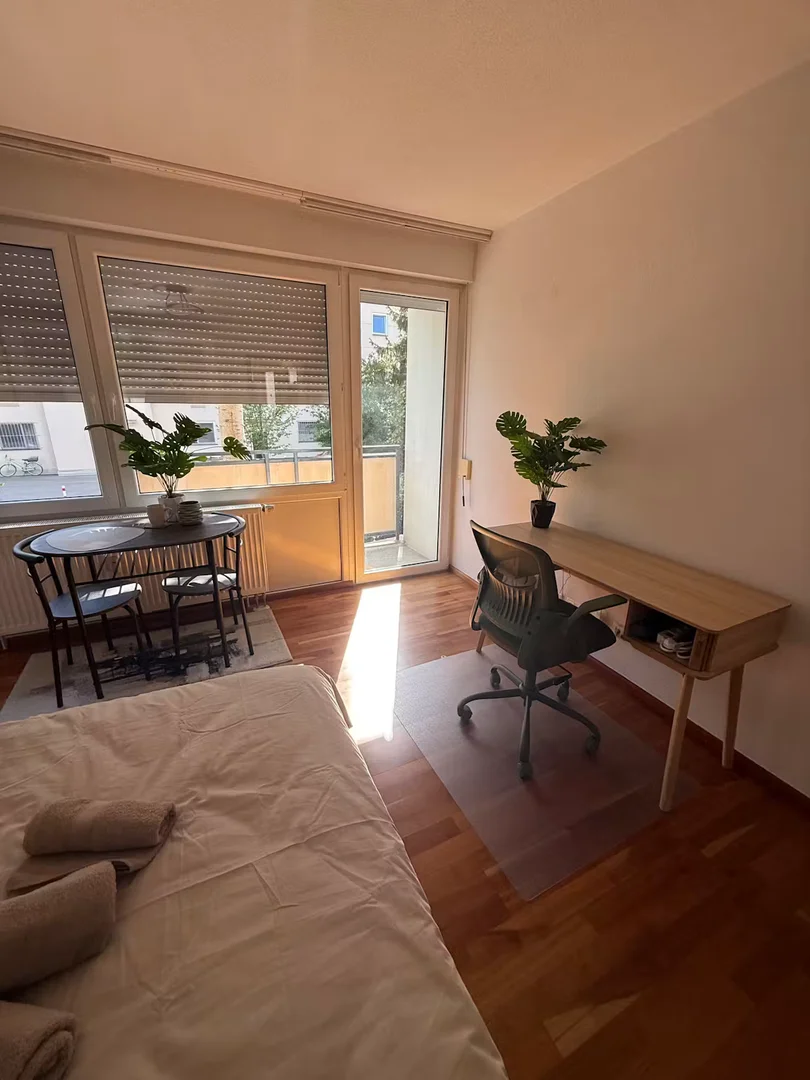 Functional student room perfect for studying in 