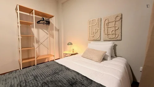 Private room at R. António Jardim, image 3 of 12