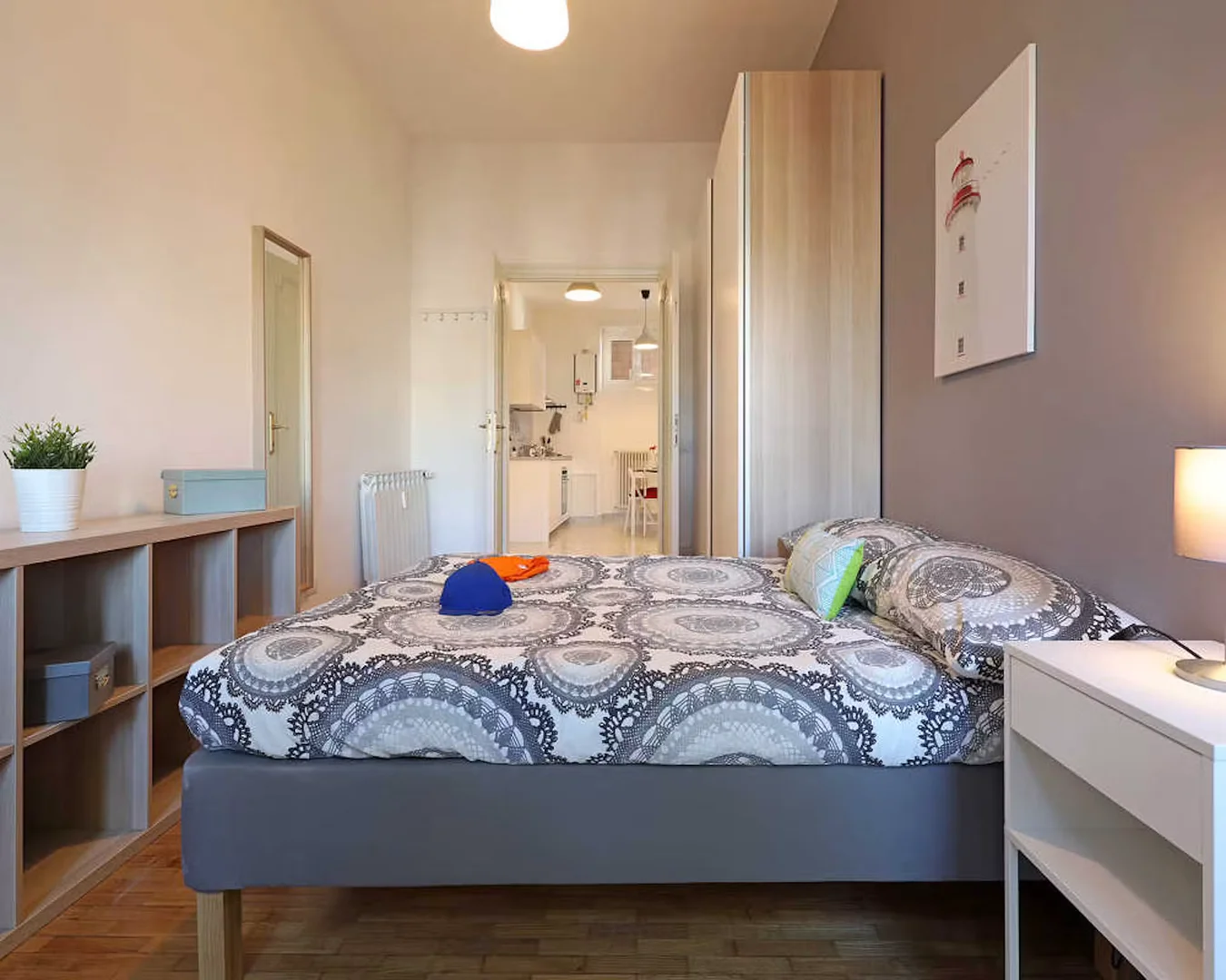 Studentenzimmer in  mit Arbeitsbereich und Gemeinschaftseinrichtungen