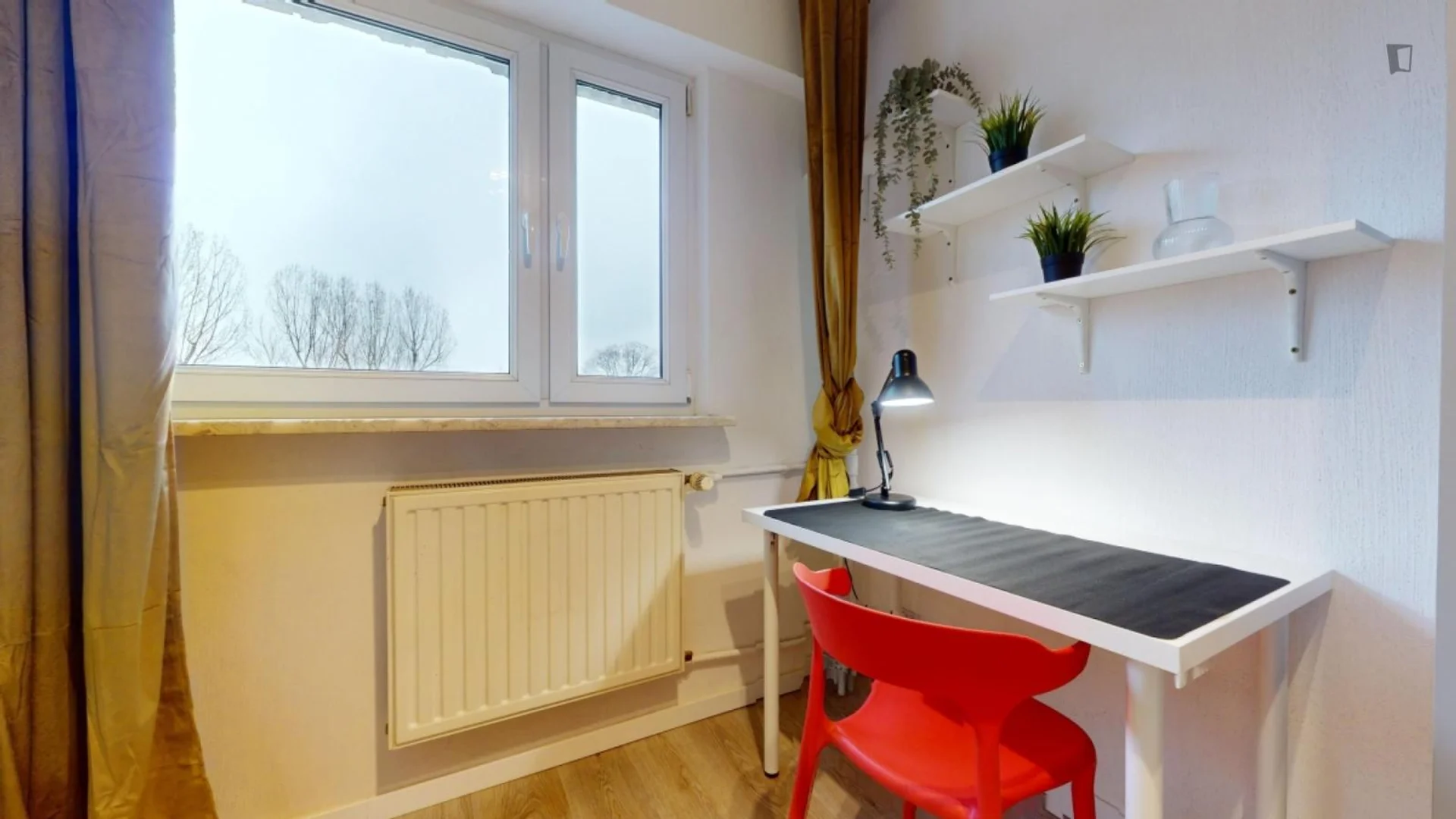 Functional student room perfect for studying in 