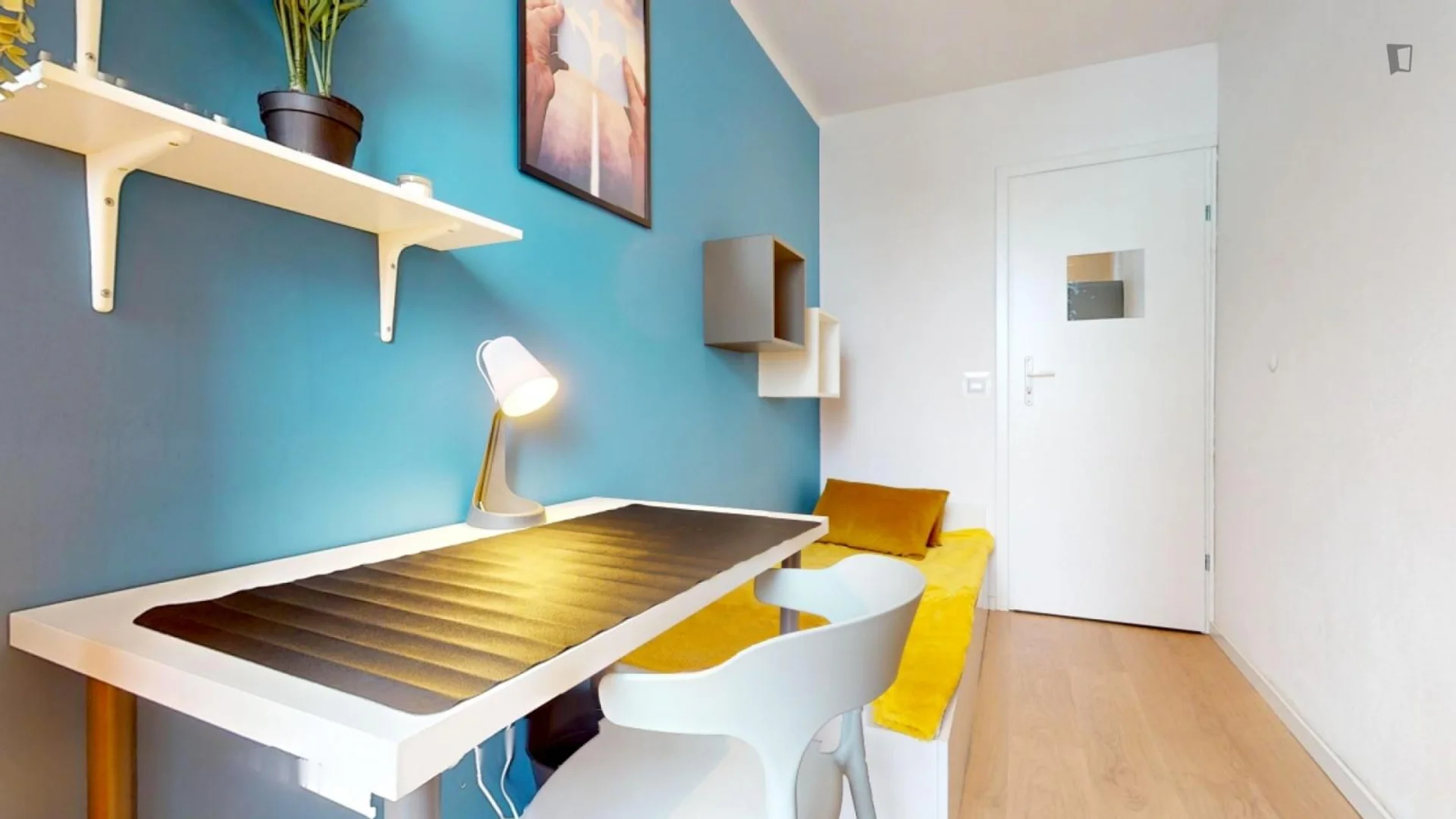 Quarto de estudante em  com área de estudo e instalações partilhadas