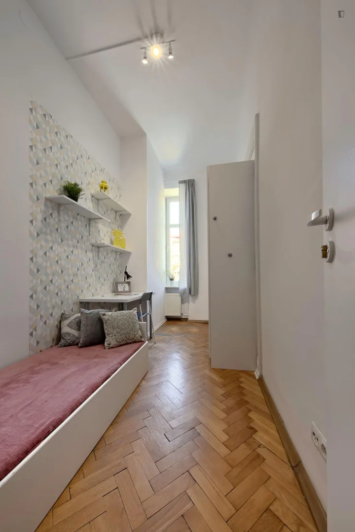 Quarto de estudante confortável e espaçoso em 