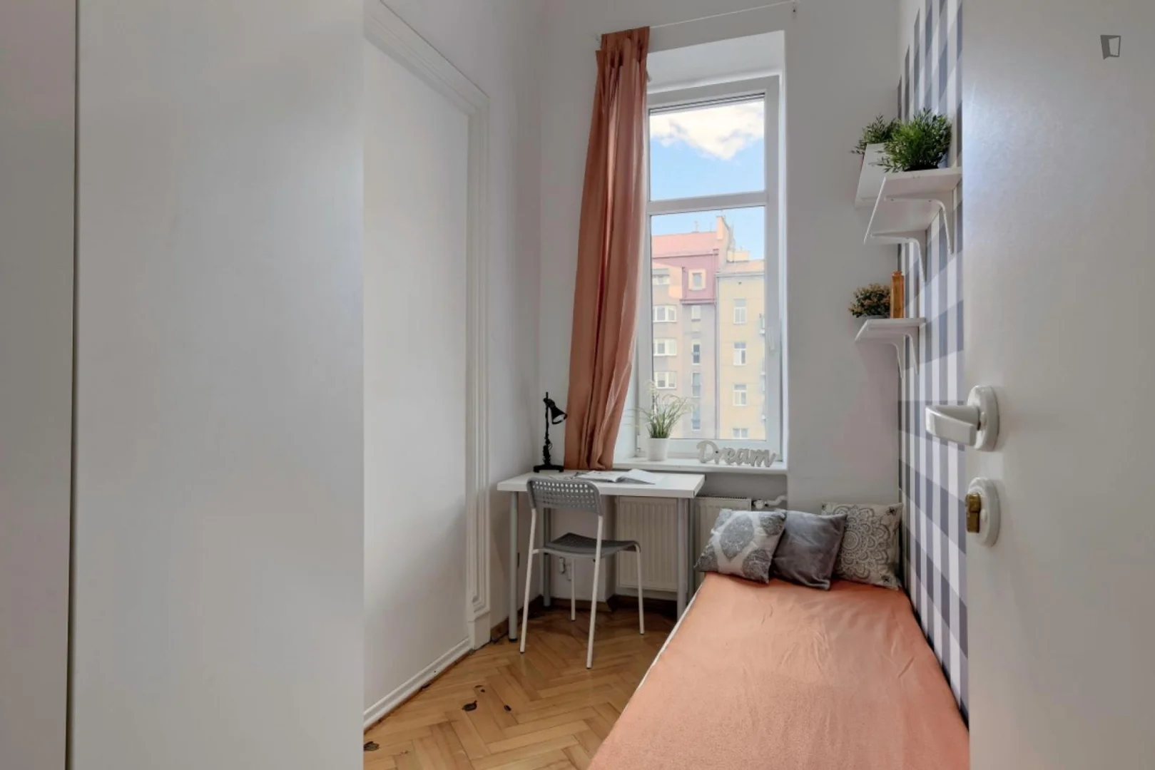 Quarto de estudante em com área de estudo e instalações partilhadas